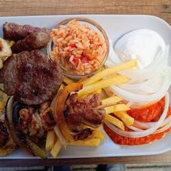 Mix Fleischplatte mit kroatischen Spezialitäten