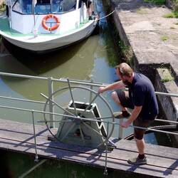 Öffnen des Wasserablaufs per Hand