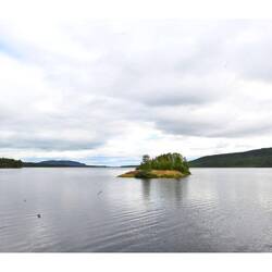 ...direkt am See Lofsjön gelegen..
