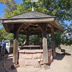 162 m tiefer Brunnen, Bauzeit 40 Jahre