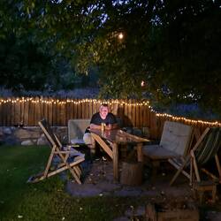 Laue Sommernacht mit georgischen Wein im Garten