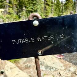Ganz unerwartet sind wir kurz vor dem Campground an Trinkwasser vorbeigekommen.