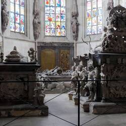 Sarkophage in der Stiftskirche