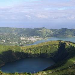 Vorne: der Kratersee Lagoa de Santiago, hinten: Lagoa Azul