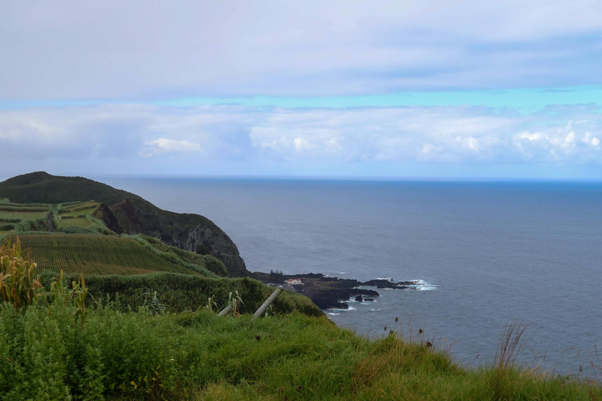 Blick auf Ponta da Ferraria (Aussichtsplatz: Miradouro da Ponta do Escalvado)