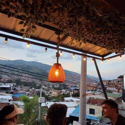 Terrase eines Kakao- und Kaffeeshops