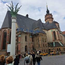 Nikolaikirche mit Denkmalsäule zu den Friedensdemos