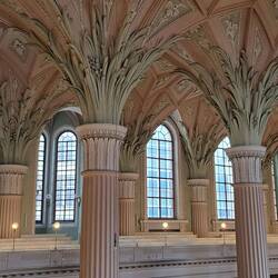 Nikolaikirche: Die Säulen symbolisieren Palmen