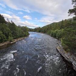 Der Fluss hat uns mit seinem vortwährendem Fließgeräusch durch den Schlaf begleitet