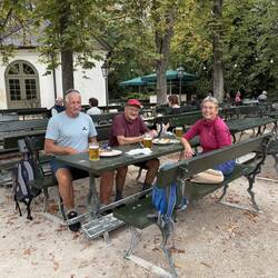 Weisswurst, Brezen, Bier im Schlosspark Schönbusch