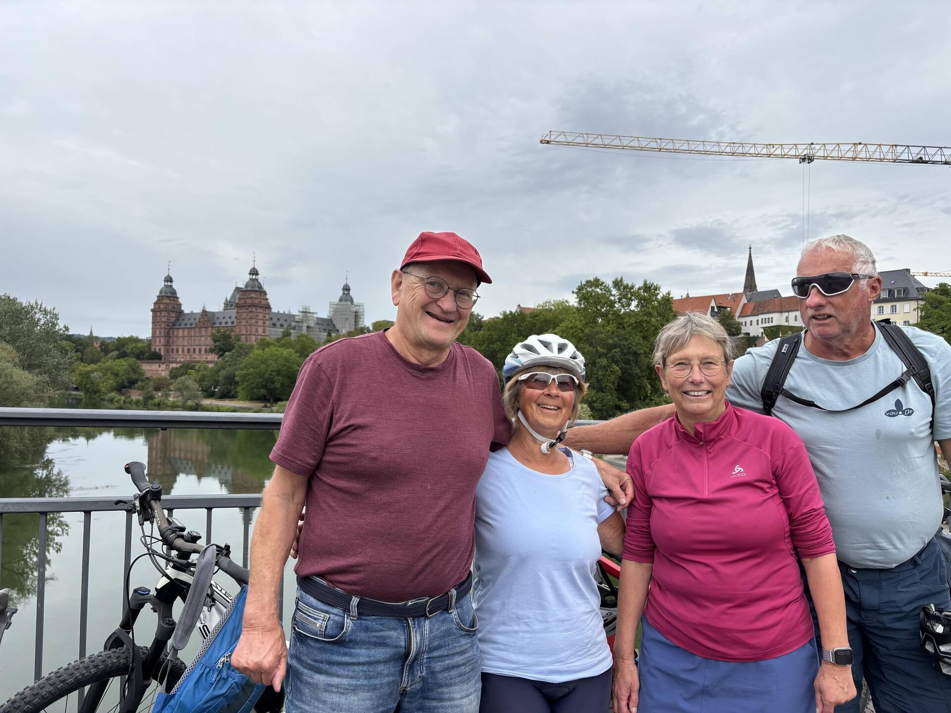 4 Velofreunde auf der Brücke mit dem Schloss Aschaffenburg im Hintergrund