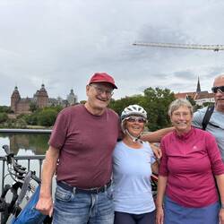 4 Velofreunde auf der Brücke mit dem Schloss Aschaffenburg im Hintergrund