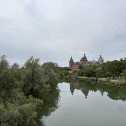 Der Main mit dem Schloss Aschaffenburg