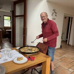 Joachim kocht eine sehr leckere Paella