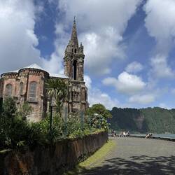 Lagoa dos Furnas mit der Ermida de Nossa Senhora das Vitórias