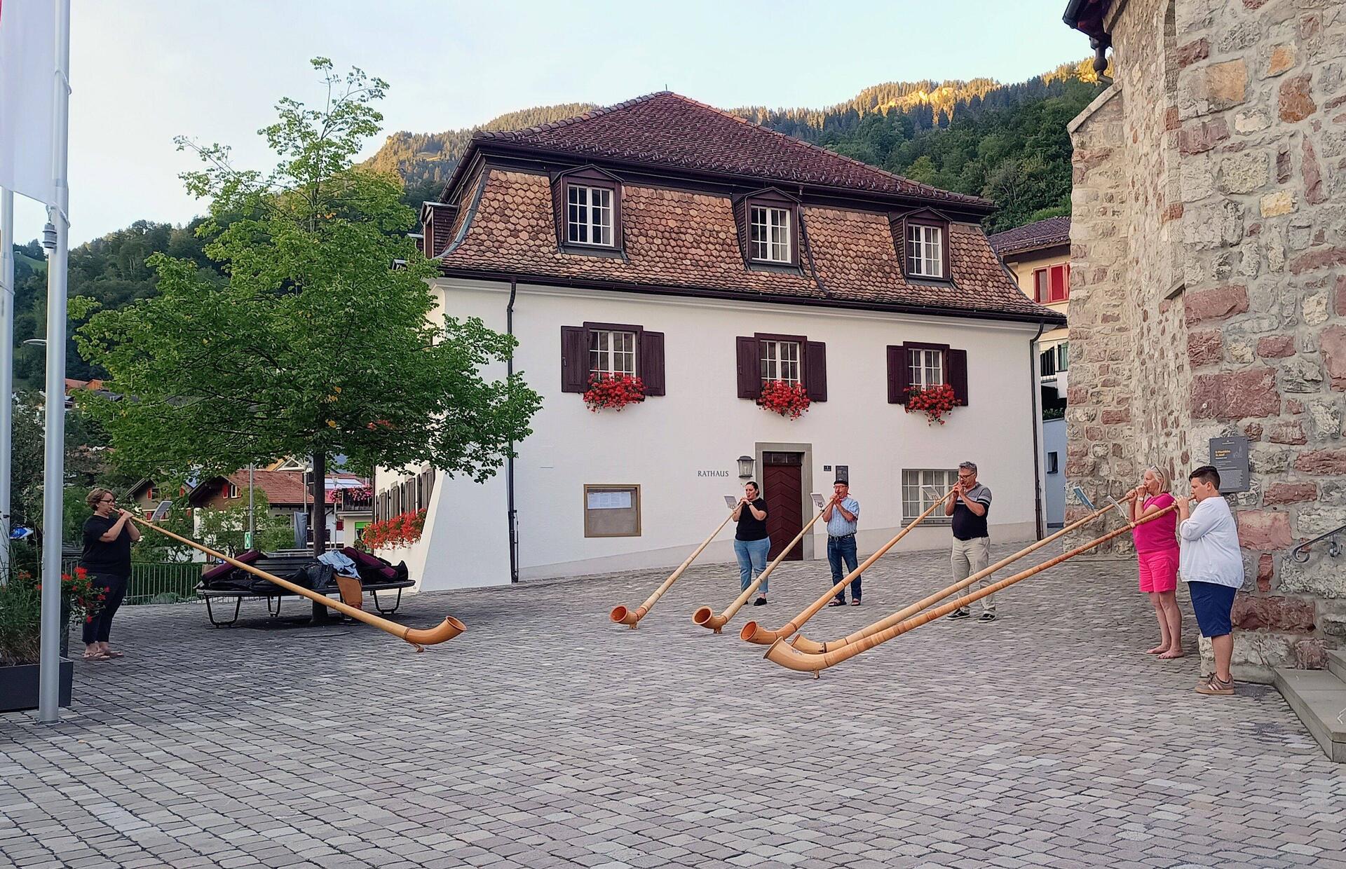 Begrüßung in Liechtenstein mit Albhornmusik