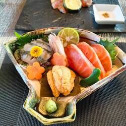 Sashimi vom Lachs, Seeigel und Abalone