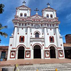 Guatape: die Kirchenfront im Original