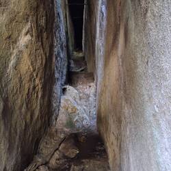 Felsspalt von der Abwärstreppe nach oben