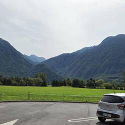 Bewaldet und runder auf der anderen Seite der Grenze