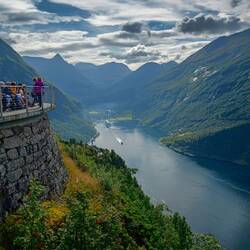 Geiranger von den Ørnesvingen aus. Fettes Kreuzfahrschiff im Hafen.