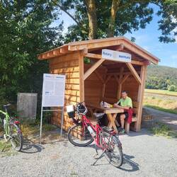 Wir nutzen die neue Hütte des Rotary-Clubs für unser Picknick.