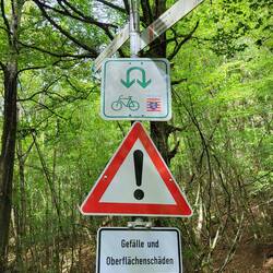 Oben angekommen, sehen wir dieses Warnschild.