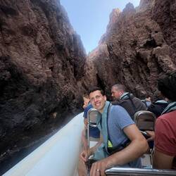 Än z'fridne Tourischt ufum Boot iner Scandola 🚤