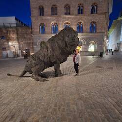 Monsie, the lion tamer