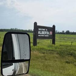 Wir überqueren die Grenze zu Alberta. Haben jetzt 1 Stunde weniger Zeitverschiebung