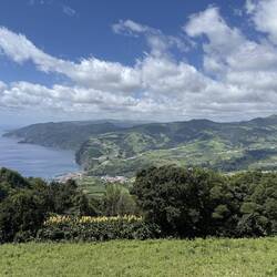 Miradouro do Pico dos Bodes, am Meer die Stadt Povoação