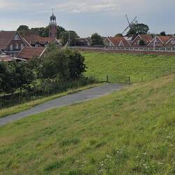 Blick vom Deich in das Dorf