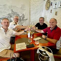 Ein Toast auf unseren Freund, der krankheitshalber nicht dabeisein kann