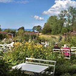 Gartencafé mit Meerblick