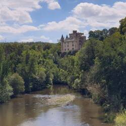 Hinterm Schloss wird geackert