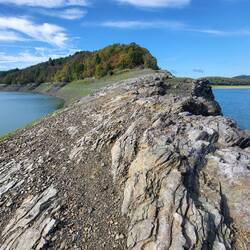 Der Blick zum Ufer und zum Radweg.