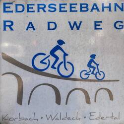 Direkt vom Bahnhof werden wir zur Bahntrasse geleitet.