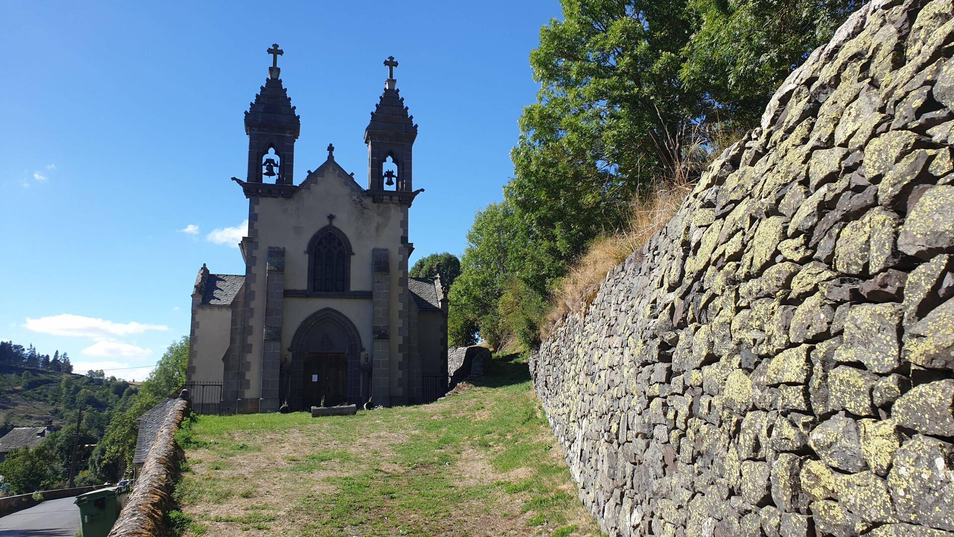 Ungewöhnliche Kirchenfassade in den Cevennen