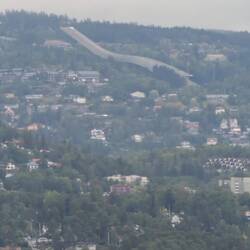 Sprungschanze vom Oslofjord (Bootsfahrt) aus gesehen