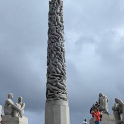 Monolith ist eine 17 Meter hohe Säule aus 121 Figuren aus norwegischem Iddefjord-Granit,