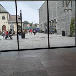 Blick auf den Platz vor dem Museum