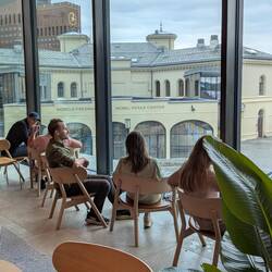 Blick aus dem Café auf das Nobel Friedenscenter, im Hintergrund das Rathaus