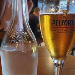 Schöne Wasserflasche und großes Bier.