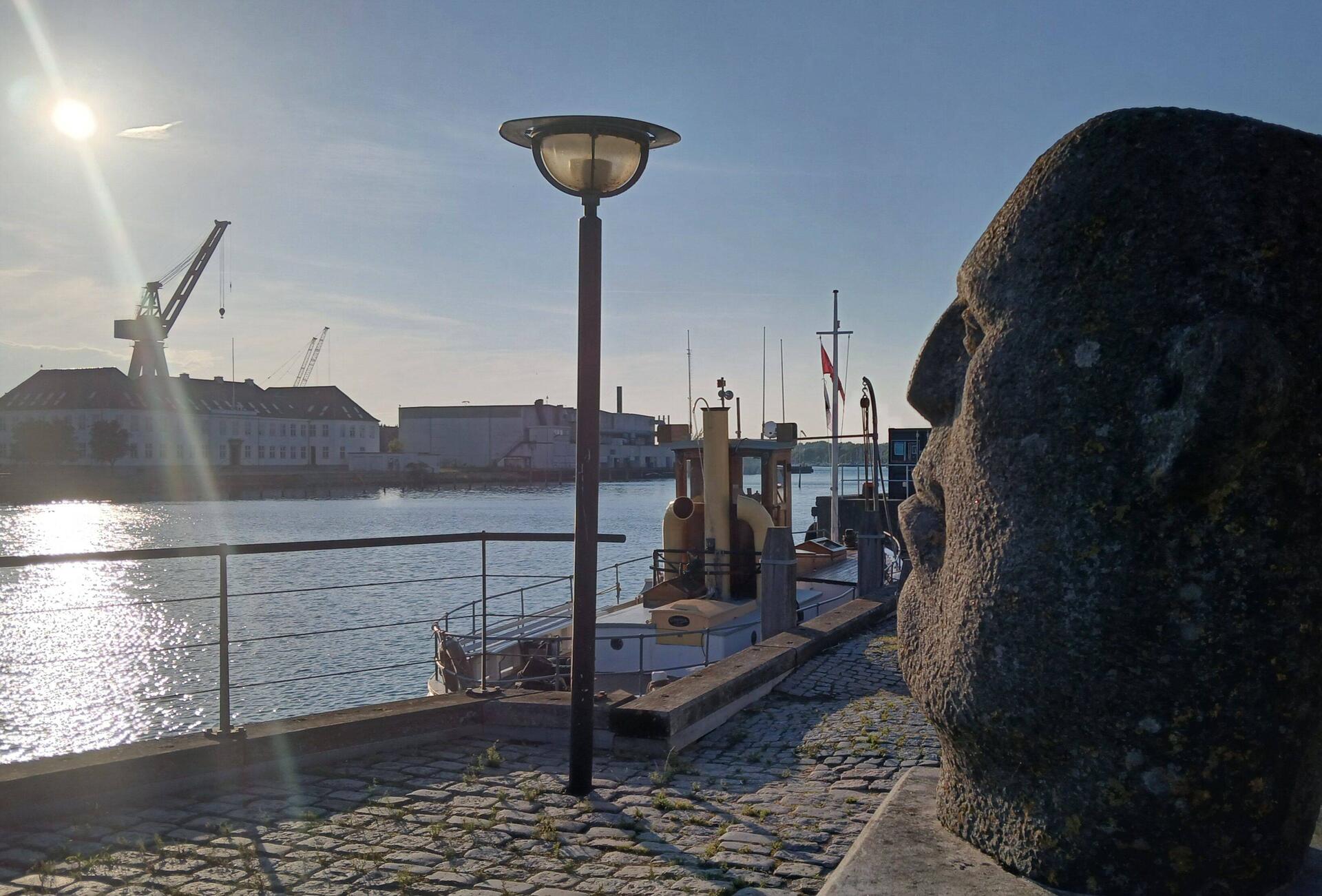Nakskov - kunstneren Thomas Kadziola har sat 3 stenansigter nede ved havnen