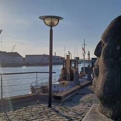 Nakskov - kunstneren Thomas Kadziola har sat 3 stenansigter nede ved havnen