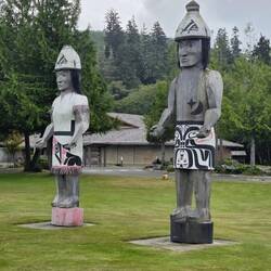 Vor dem Makah Museum