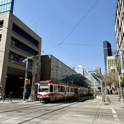 In Calgary gibt es nur zwei Hauptlinien der Stadtbahn CTrain. Für den Rest der Stadt gibt es Busse.