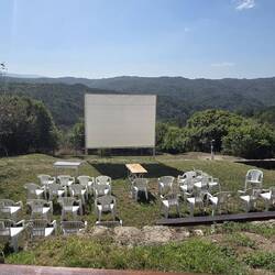 Das Sommerkino, die Bestuhlung reicht für Einwohner und Gäste