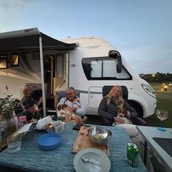 Alles parat für die Fussball WM mit Camping Nachbarn