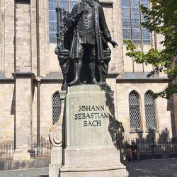 Denkmal vor der Thomaskirche